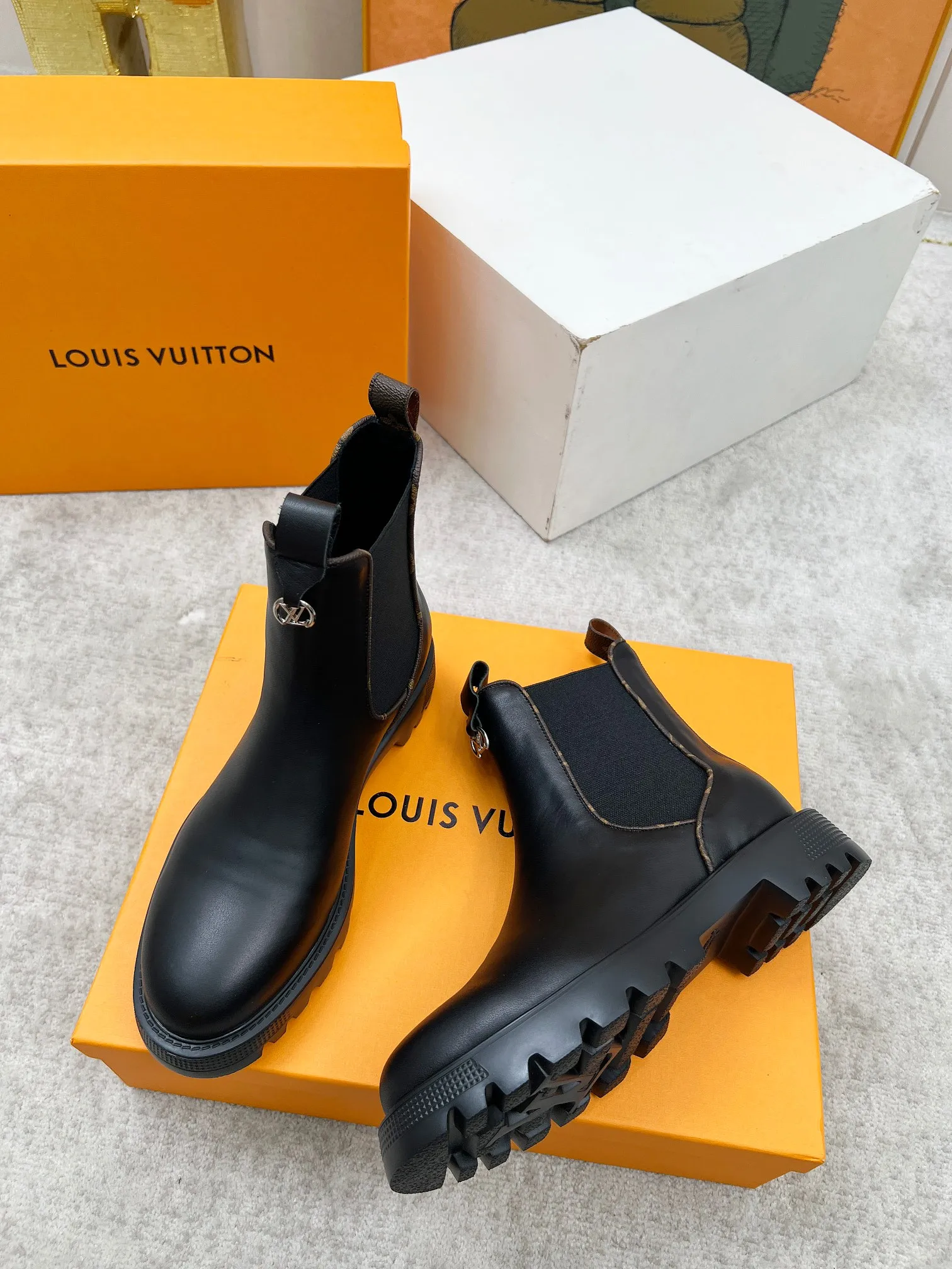 👟👟Ex-factory price 540👟👟 LOUS VUITON 🔥🔥🔥️ The latest short boots model from Louis Vuit 2025 official website, official website 💯 original version 1:1. LV Beaubourg uses calfskin to present a Chelsea-style upper, with a lightweight thick sole. Monogram canvas trim and contrast stitching outline the elastic side panels and seams respectively, cleverly interpreting the balance of strength and softness. It is a fashionable short boot that is comfortable and generous, versatile and very good-looking. Upper: Full-grain calfskin. Lining feet: sheepskin. Color: black/coffee, 35 to 40 yards, (414243 yards can be customized without return or exchange) Bosses are welcome to place orders!